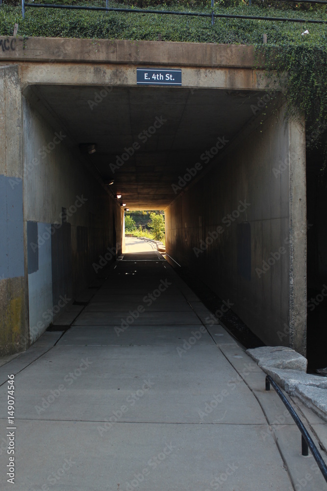 Obraz premium Through the Tunnel