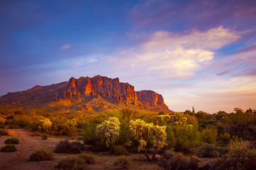 Fototapete Arizona Superstition Mountains im Abendrot  © Justin