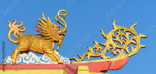 Chinese Ghilen on the shrine roof.