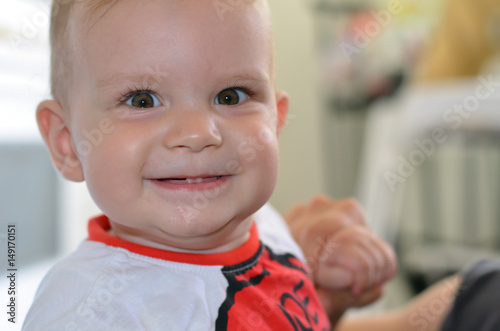 Baby zeigt stolz seine ersten zwei Zähnchen