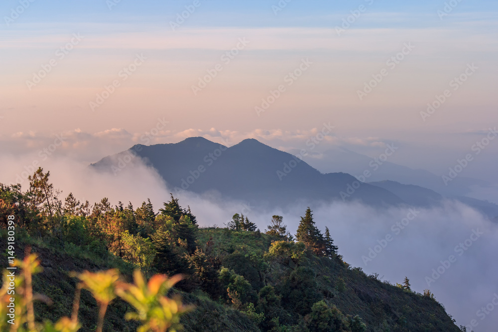 Obraz premium Beautiful Colorful Sunrise and Silhouette Mountain on the top of mountain in Thailand 