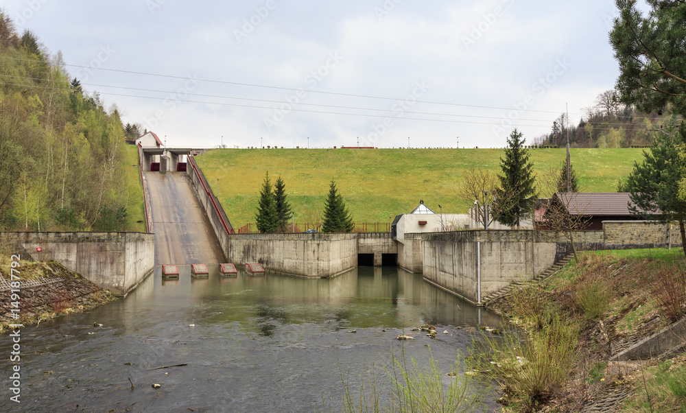 Oddana w 1994 r zapora na rzece Ropa w powiecie gorlickim. Mieści elektrownię wodną o mocy 1,1 MW i utworzyła sztuczne jesioro Klimkówka