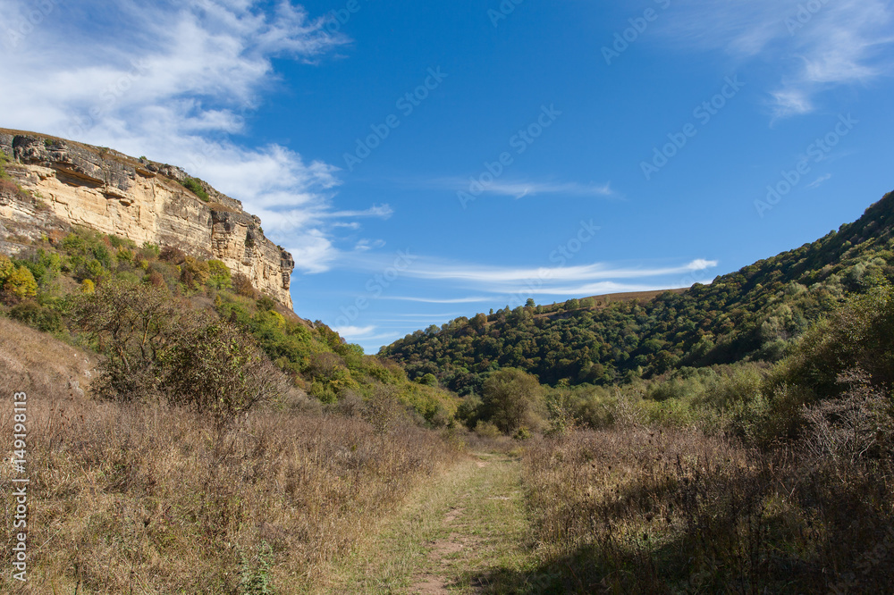 Горный пейзаж Аликоновского ущелья, склоны и скалы на фоне неба. Красивейшие виды на долины. Кисловодск, Россия.