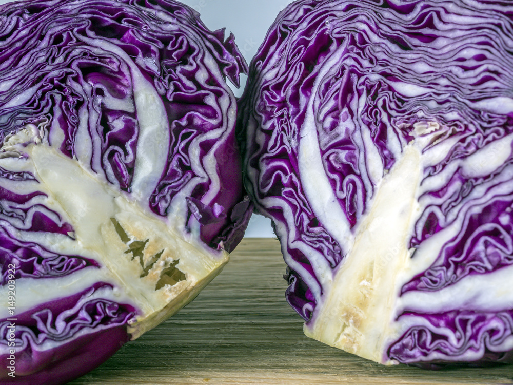 Obraz premium Cross section of red cabbage