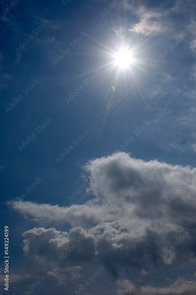 太陽と青空と不思議な雲