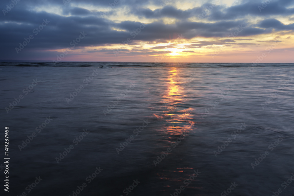 Obraz premium sunrise on the water / Early summer morning bright sky Beach