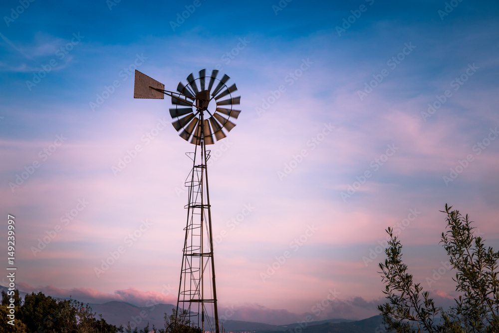 Coucher de soleil sur une éolienne en Toscane Coucher de soleil sur une éolienne en Toscane