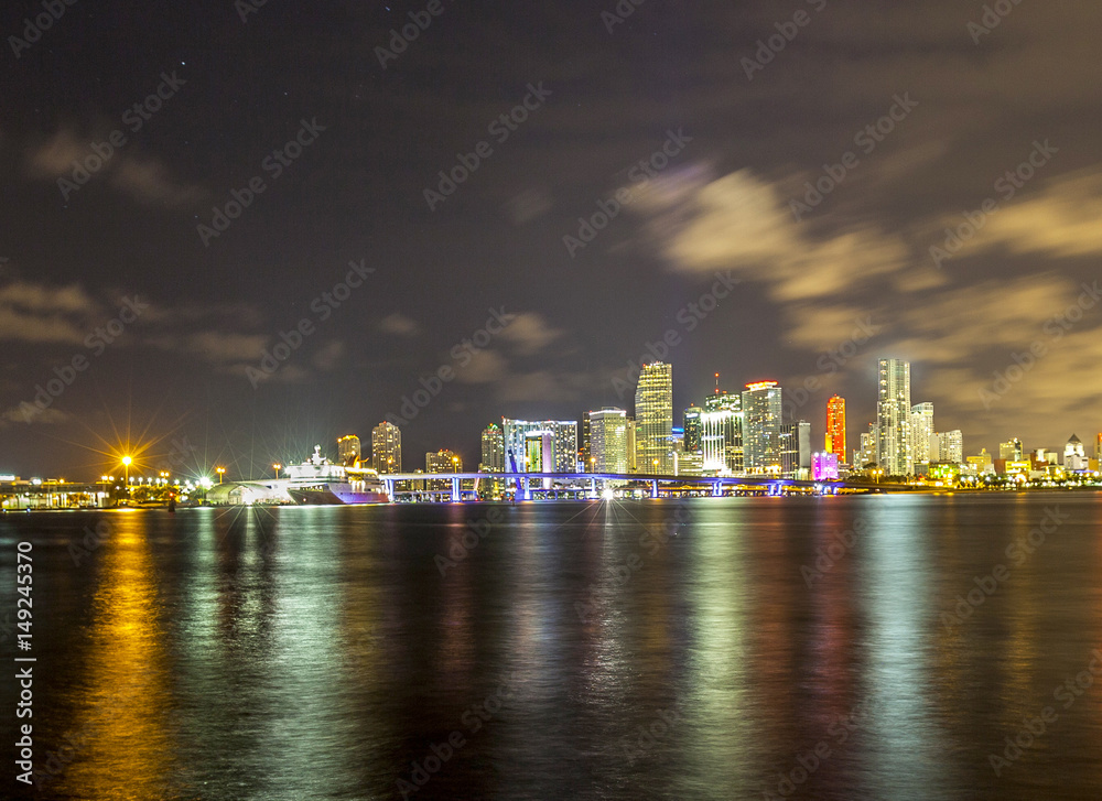 Fototapeta premium Miami city skyline panorama at dusk
