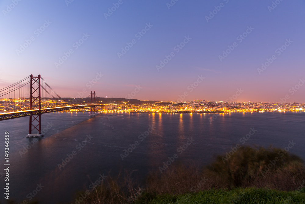 Fototapeta premium Sunset over the '25 of April' Bridge in Lisbon, Portugal.