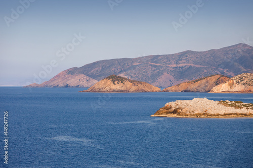 Wakacje na Krecie w Grecji. Skaliste wybrzeże morza śródziemnego.