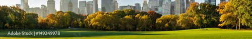 Foto Panoramic view of Central Park South from Sheep Meadow in early morning sunlight