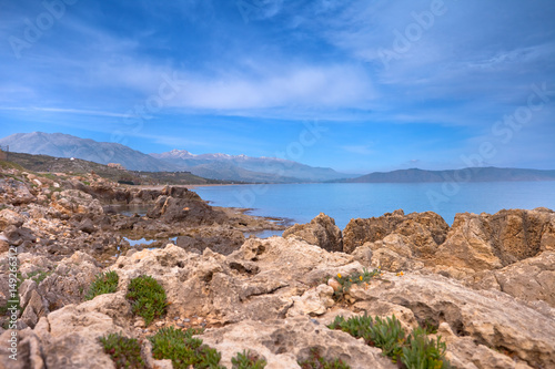 Fototapeta Naklejka Na Ścianę i Meble -  Wakacje na Krecie w Grecji. Skaliste wybrzeże morza śródziemnego.