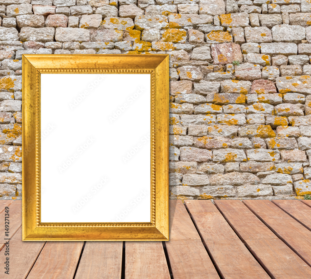 tableau vierge avec cadre doré sur terrasse bois et mur de pierres Stock  Photo