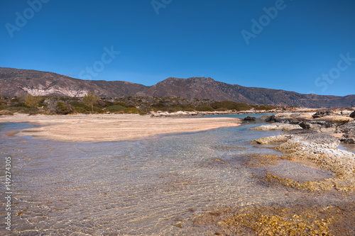 Fototapeta Naklejka Na Ścianę i Meble -  Wakacje na Krecie w Grecji. Idealna plaża Elafonissi z krystaliczną wodą.