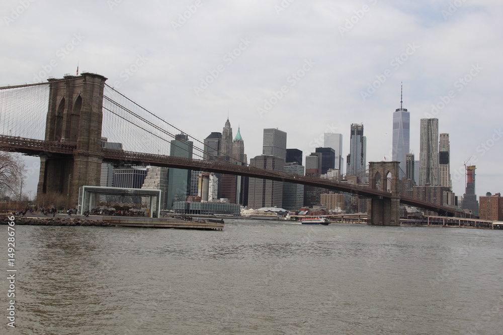 Obraz premium Brooklyn Bridge od dołu