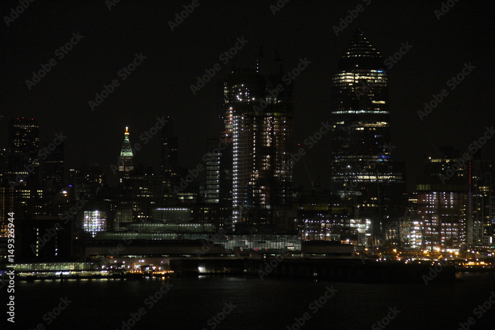 Fototapeta premium New York Skyline at night as seen from New Jersey