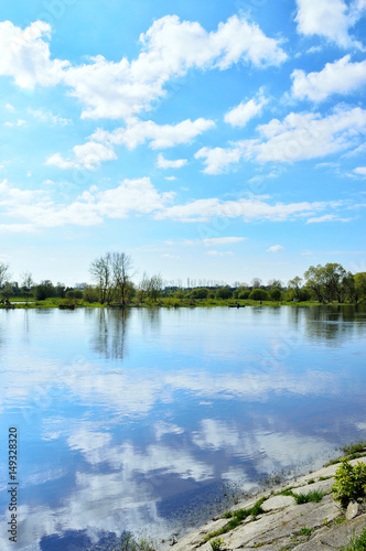 Rzeka i brzeg z trawą z niebem z chmurami. © W Korczewski