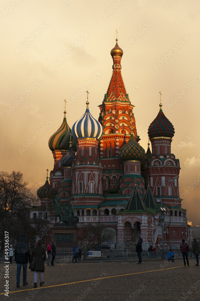 Mosca, 25/04/2017: tramonto alla Cattedrale di San Basilio, costruita dal 1555 al 1561 su ordine dello zar Ivan il Terribile per commemorare la presa di Kazan e Astrakhan Mosca, 25/04/2017: tramonto alla Cattedrale di San Basilio, costruita dal 1555 al 1561 su ordine dello zar Ivan il Terribile per commemorare la presa di Kazan e Astrakhan