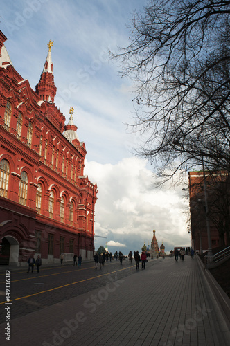Mosca, 25/04/2017: il Museo statale di storia, tra la Piazza Rossa e la Piazza del Maneggio, con vista della Cattedrale di San Basilio sullo sfondo photo
