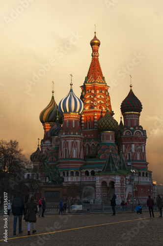 Mosca, 25/04/2017: tramonto alla Cattedrale di San Basilio, costruita dal 1555 al 1561 su ordine dello zar Ivan il Terribile per commemorare la presa di Kazan e Astrakhan