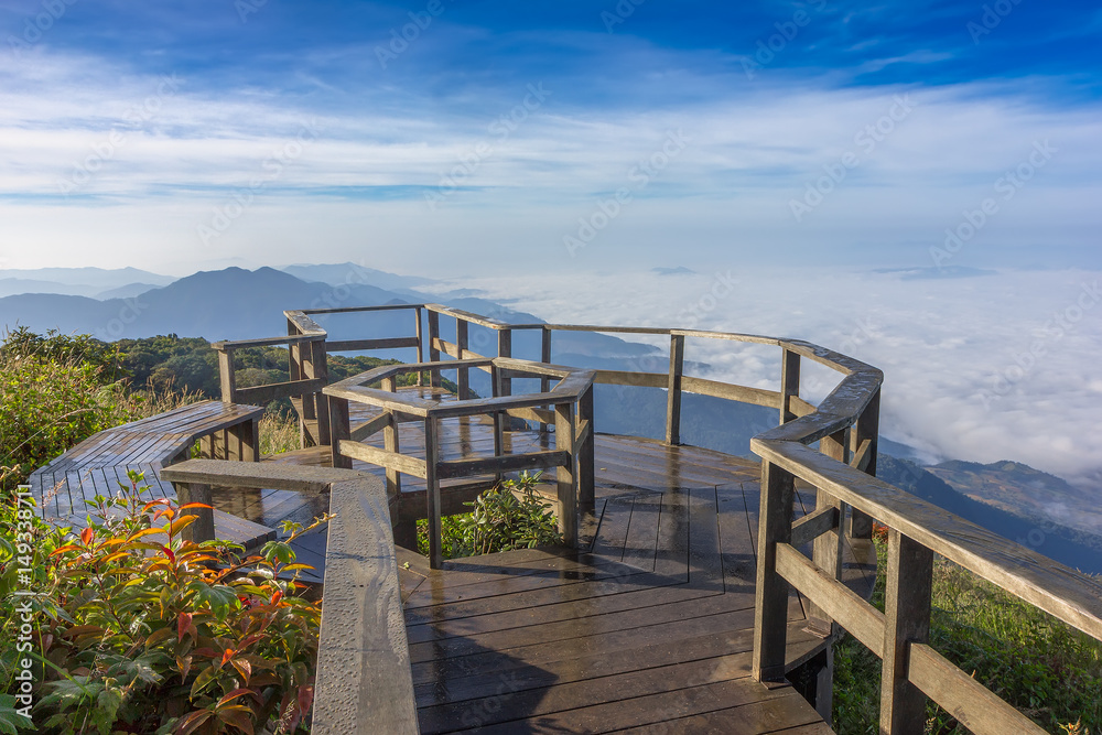 Obraz premium The view point on the top of mountain in Thailand winter and have a soft sea of fog at far away