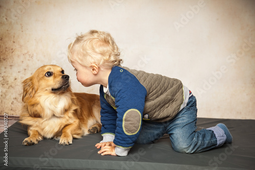 Kind möchte den Hund küssen