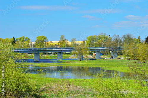 Most nad rzeka wśrod zieleni