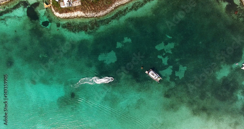 Top View of a yacht on green reef ocean, Bahamas  © gustavofrazao