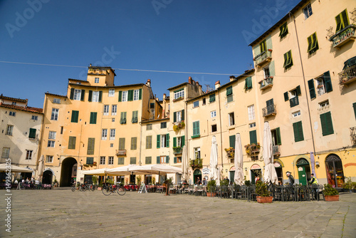 Stadtzentrum mit Häusern und Cafes in Lucca