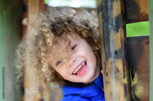 Glückliches Kind beim Spielen auf einem Spielplatz