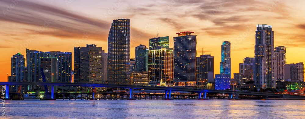 Naklejka premium Słynne miasto Miami o zachodzie słońca