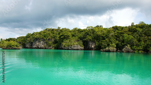 traumhafte, naturbelassene Badebucht mit türkisblauem Meer auf den Molukken-Inseln © globetrotter1