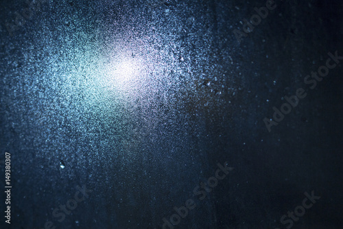уличные фонари сфотографированы через запотевшее стекло с каплями дождя