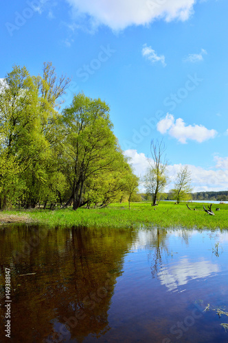 Rzeka i brzeg z trawą z niebem z chmurami. photo