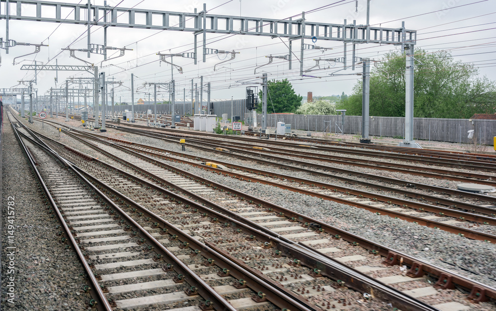 Fototapeta premium Nowo zainstalowane napowietrzne przewody na zaktualizowanej linii głównej Great Western w Reading w Berkshire w Wielkiej Brytanii. Wkrótce nowe superklasowe pociągi międzymiastowe klasy 800 zastąpią 40-letnie jednostki wysokoprężne.