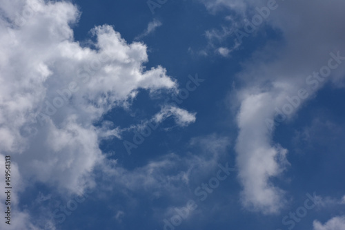 下に伸びる不思議な雲（右）と青空「空想・雲のモンスターたち（左側など）変革、目指す、常識を覆す、可能性、不思議、成長企業などのイメージ © Ryuji