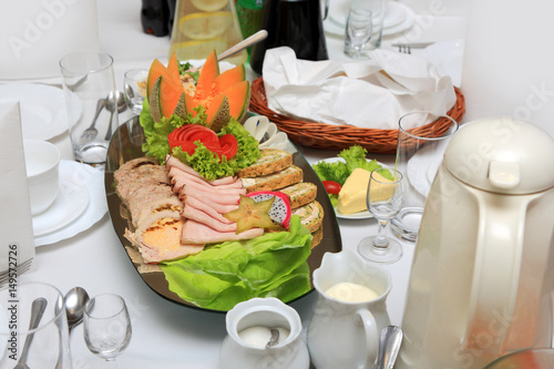Jedzenie i picie na stole w restauracji, mięsa, warzywa, katering.