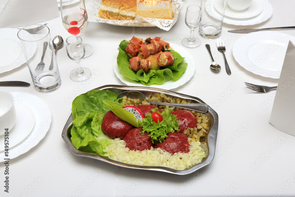 Stół z jedzeniem i piciem w restauracji, mięsa, warzywa, katering.