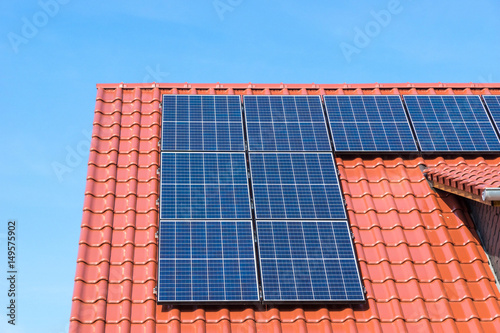 Dach mit Solaranlage / Photovoltaik