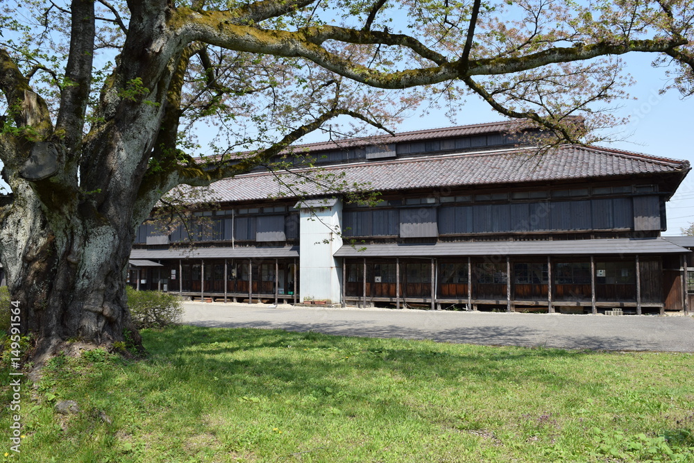 日本遺産 松ヶ岡開墾場 ／ 平成29年4月28日、文化庁より日本遺産に認定されました。国内最北限の絹産地で、百数十年を経た今もなお養蚕から絹織物の製品化まで、一貫した工程が残る国内唯一の地です。