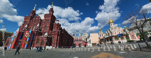 Mosca, 25/04/2017: il Museo statale di storia, tra la Piazza Rossa e la Piazza del Maneggio, con vista delle Mura del Cremlino e la Cattedrale di Kazan photo