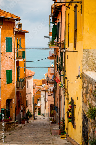 Dans les rues de Porto Santo Stefano en Toscane