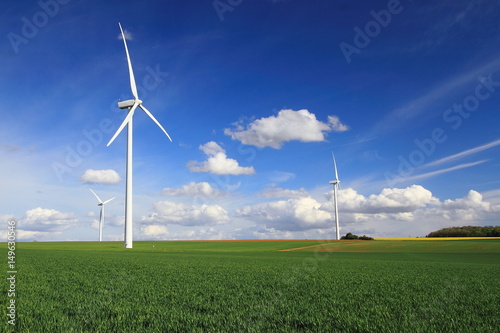 Energie renouvelable/Parc d'éoliennes dans la campagne en Haute Marne (France) photo