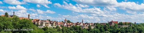 Rothenburg ob der Tauber Skyline unter weiß-blauem Himmel als Panoramafoto photo