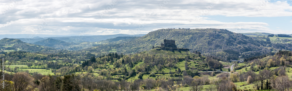 château de Murol en Auvergne dans le Puy de Dôme