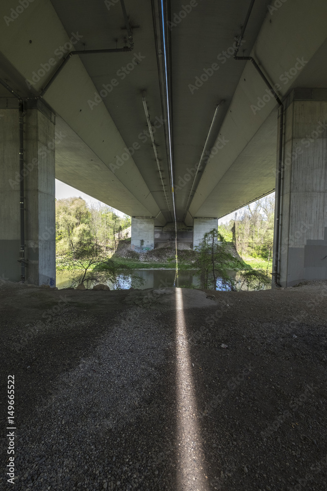 Autobahnbrücke von unten, Isar, A99, Dehnungsfuge Autobahnbrücke von unten, Isar, A99, Dehnungsfuge