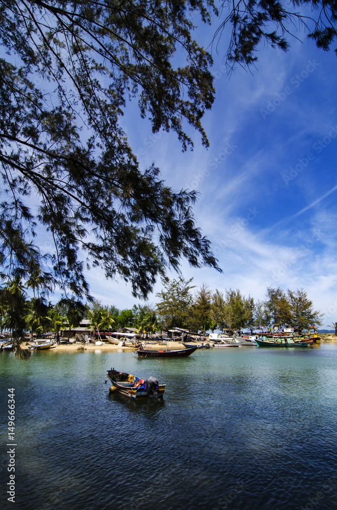 Obraz premium Beautiful traditional fisherman village located at Terengganu, Malaysia at sunny day with blue sky background.