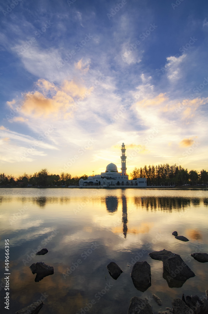 Obraz premium silhouette and reflection of mosque over magical sunset background