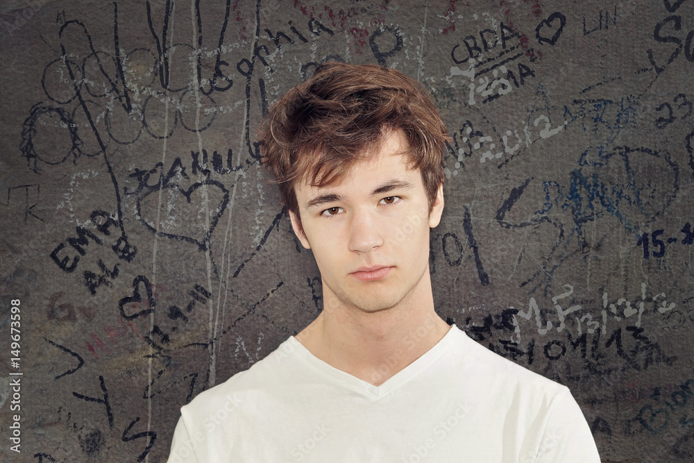 Fototapeta premium Teenager vor einer Wand mit Graffiti