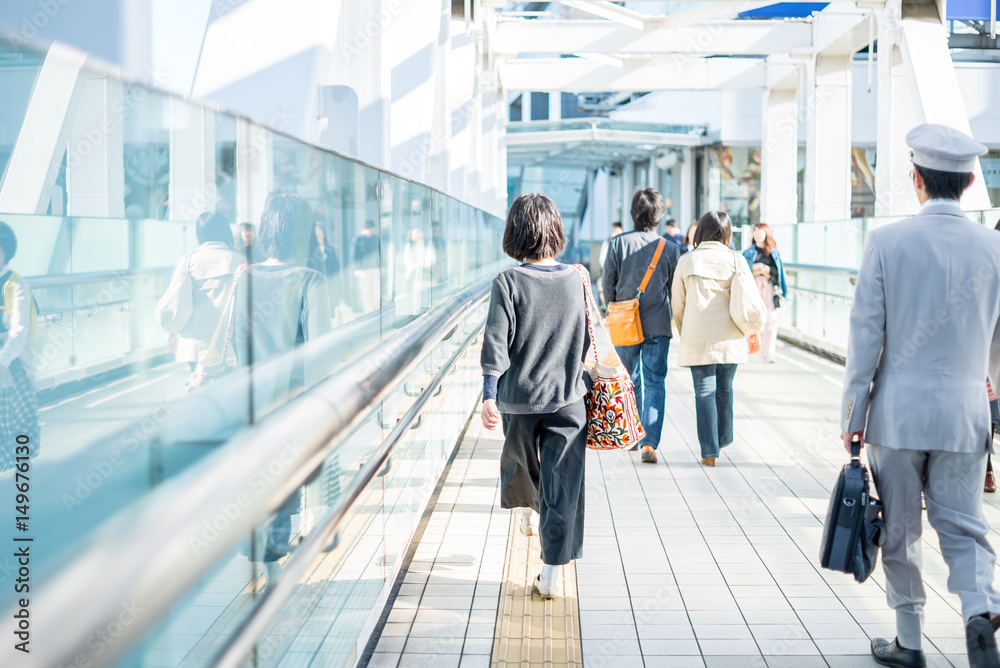 通路を歩く女性 通路を歩く女性